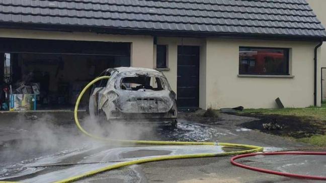 Une voiture électrique Renault Zoé a mystérieusement pris feu devant une habitation à Saint-Martin-lez-Tatinghem. Photo « La Voix »
